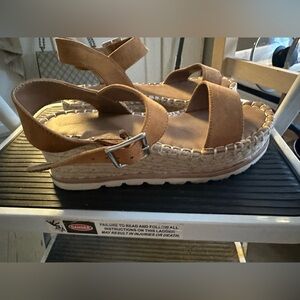 Universal Threads Sandals. Size 6.5